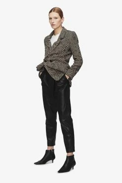 Anine BingFishbone Blazer - Cream And Black -Viktoria & Woods shop ANINE BING FISHBONE BLAZER CREAM AND BLACK A 01 2001 001 0023 985x 96b21771 4dcb 4b31 b718 acddd5decca7@2x