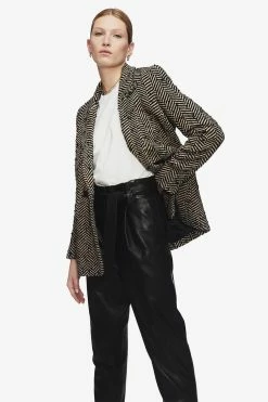 Anine BingFishbone Blazer - Cream And Black -Viktoria & Woods shop ANINE BING FISHBONE BLAZER CREAM AND BLACK A 01 2001 001 0060 985x 90e76aba e380 489e abe3 7b4ffd577563@2x