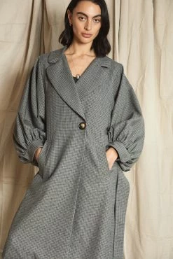 MahsaUniversal Trench - Mini Houndstooth 7 MahsaUniversal Trench - Mini Houndstooth -Viktoria & Woods shop Mahsa Universal Trench Mini Houndstooth Grey Black 13@2x scaled